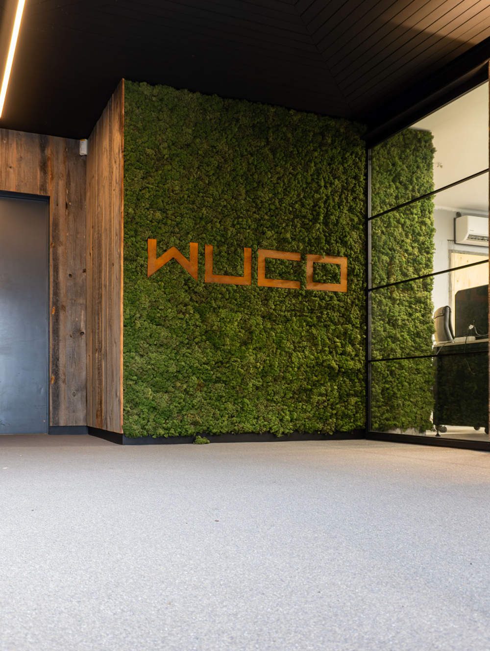 Wuco's Inkom en Kantoorruimte Verfraaid: Steentapijtinstallatie Succes!